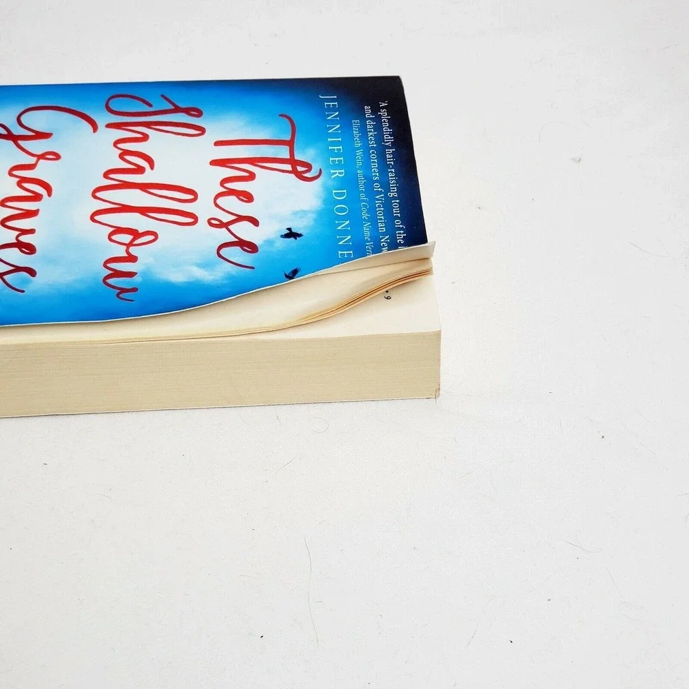 These Shallow Graves by Jennifer Donnelly Murder Mystery Book‎ Ex-Library Copy